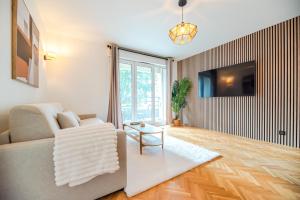 CIA - Flat with Balcony in East Paris, Buttes Chaumont