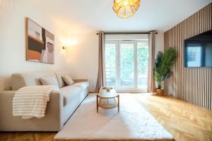 CIA - Flat with Balcony in East Paris, Buttes Chaumont