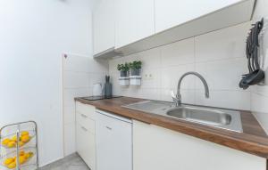 Stunning Apartment In Turanj