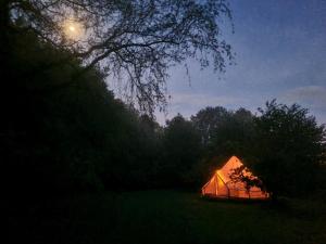 Tente glamping "bluebird" à la Ferme de la Chevêche