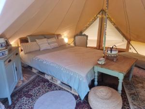Tente glamping "bluebird" à la Ferme de la Chevêche