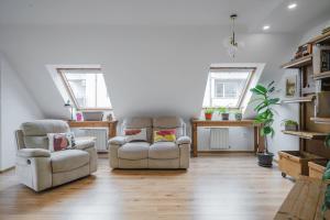 Charming & Cozy 2BD Apartment with Natural Light by Flat Mаnager