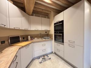 Maisons de vacances Chant des mouettes Maison renovee spacieuse tout confort grand jardin belle terrasse amenagee parking 8 personnes 4 sdb 5 wc a 10 mn a pied de la mer Port en Bessin tous commerces restaurants proche Omaha Beach : photos des chambres