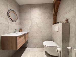 Maisons de vacances Chant des mouettes Maison renovee spacieuse tout confort grand jardin belle terrasse amenagee parking 8 personnes 4 sdb 5 wc a 10 mn a pied de la mer Port en Bessin tous commerces restaurants proche Omaha Beach : photos des chambres