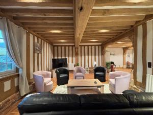 Chant des mouettes Maison rénovée spacieuse tout confort grand jardin terrasse parking 8 personnes 4 sdb 5 wc à 10 mn à pied de la mer Port en Bessin tous commerces restaurants proche Omaha Beach