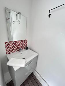 Super 5 chambres avec 4 SDB près du centre et gare