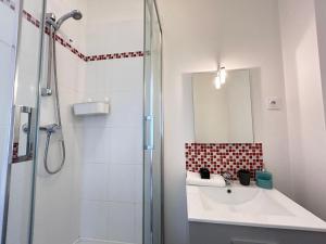 Super 5 chambres avec 4 SDB près du centre et gare