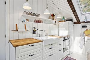 Enjoy The Peace And Charm Of This Cosy Little Holiday Home Surrounded By Forest And Nature Close To Ebeltoft And Family Attractions