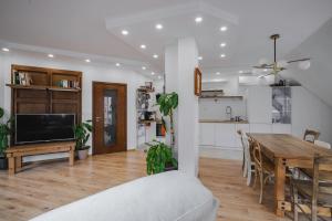 Charming & Cozy 2BD Apartment with Natural Light by Flat Mаnager