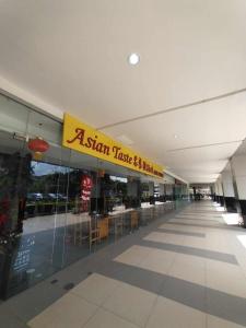 Shore Residences Tower D - 2 Bedroom with Pool view Near Moa and Naia