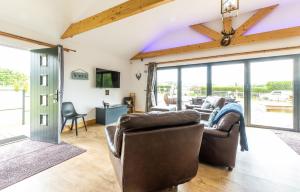 King Richards Luxury Lodge - Sleeps up to 8, Dog Friendly, Near Sherwood Forest at Fairview Farm in Nottinghamin 88 acres and great for Groups, Family Gatherings & Corporate events