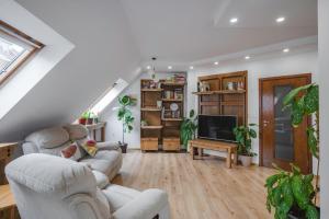 Charming & Cozy 2BD Apartment with Natural Light by Flat Mаnager