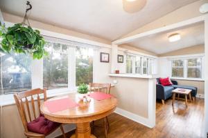 The Red Cabin Charming Historic Avenues Apartment