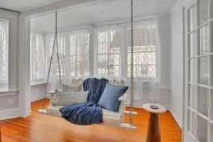 West Hartford Center- Charming New England Apt - Bloomfield