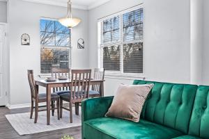 Luxe New Unit 2BR, 2BA Pool Access