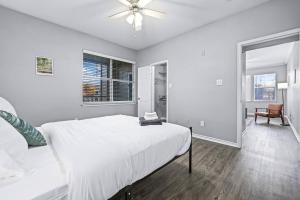 Luxe New Unit 2BR, 2BA Pool Access