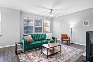 Luxe New Unit 2BR, 2BA Pool Access