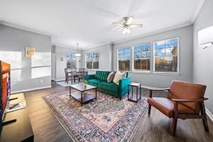 Luxe New Unit 2BR, 2BA Pool Access