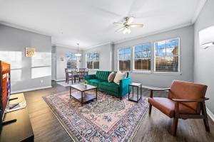 Sleek Retreat 2BR, 2BA Pool Access - 4hvězdičkové hotely ve městě Haltom City