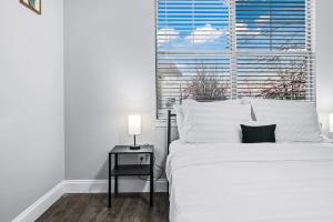 Modern Stay 2 Beds, 1 Bath Pool