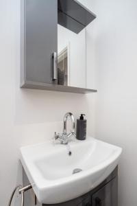 Charming Guest Suite Free Driveway Parking Included