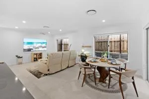 1mins to Mall Brandnew 4Beds cozy home with Ducted AC - Albany Creek