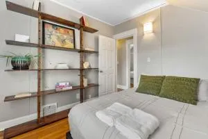 WALK TO PLAZA Chic Plaza Bungalow - Westwood