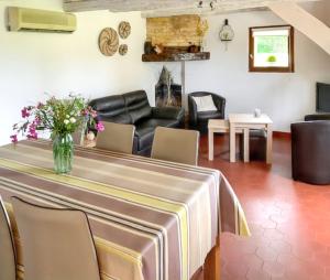 Maisons de vacances Maison accueillante a Salviac avec piscine privee : photos des chambres