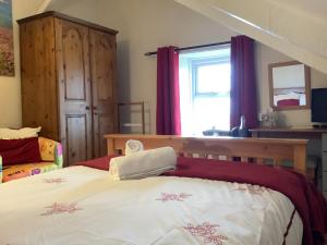 Haelarcher Farmhouse and Helicopter B&B