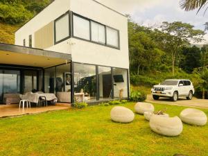Casa Blanca Cabaña de lujo rodeada de naturaleza