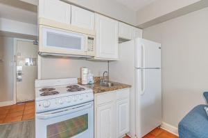 Spectacular Oceanfront Studio! Recently Renovated! Sea Mist 20902