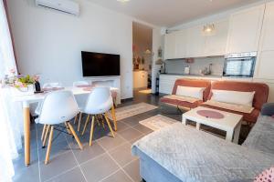 Beach, Pool & Garden Apartment