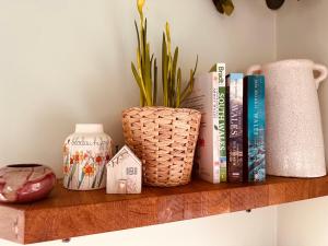 The original Sleeping Giant Lodge with hot tub & Alpacas