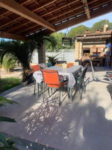 Villas Villa Provencale climatisee pres Aix en Provence Piscine securisee alarme : photos des chambres