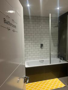 Modern One Bedroom Flat with Private Back Garden