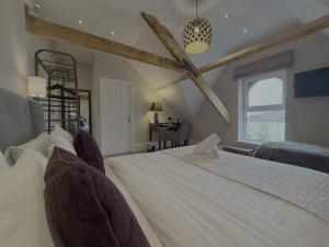 Triple Room room in Number One Hundred Bed And Breakfast