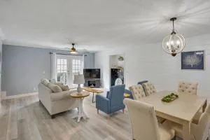 3 Mi to St Simons Beach Gem with Pool Access and Deck - Brunswick