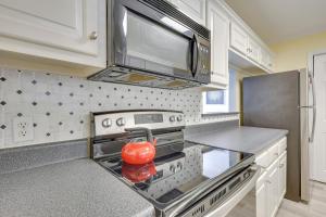 3 Mi to St Simons Beach Gem with Pool Access and Deck