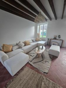 Grande bâtisse fraîchement rénovée