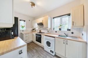 Lovely spacious 3 double bed flat, LS17