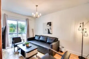 Montreal Traveler's Home! Vintage & Value 2BR apt! - Бушервіль