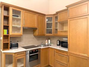 Heart of the City Cozy Corner with AC & Parking Included