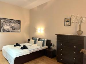 Heart of the City Cozy Corner with AC & Parking Included