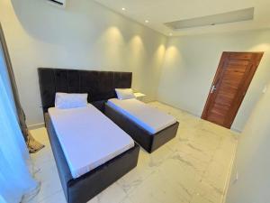 Black Land at Micnic Homes-Spacious,Serene,Family