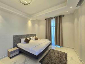 Black Land at Micnic Homes-Spacious,Serene,Family