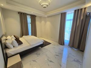 Black Land at Micnic Homes-Spacious,Serene,Family