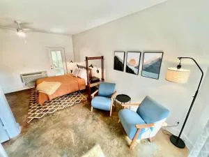 Court Yard Studio Smithville - Round Top