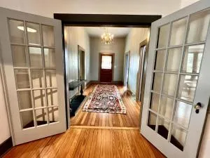 Beautiful 1900s Victorian House and Pool - Flatonia