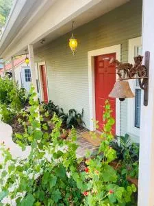 Charming Red Owl Courts Studio - Round Top