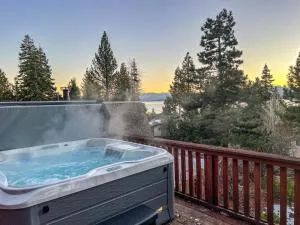 A-Frame Cabin with Hot Tub & Close to Lake Tahoe - 塔霍城